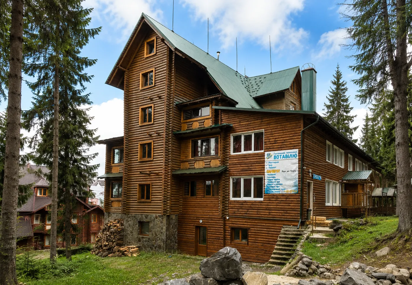 Продаж готового готельно-ресторанного комплексу на Драгобраті | 1 221 м² | 27 номерів | Діючий бізнес — фото 1 з 1