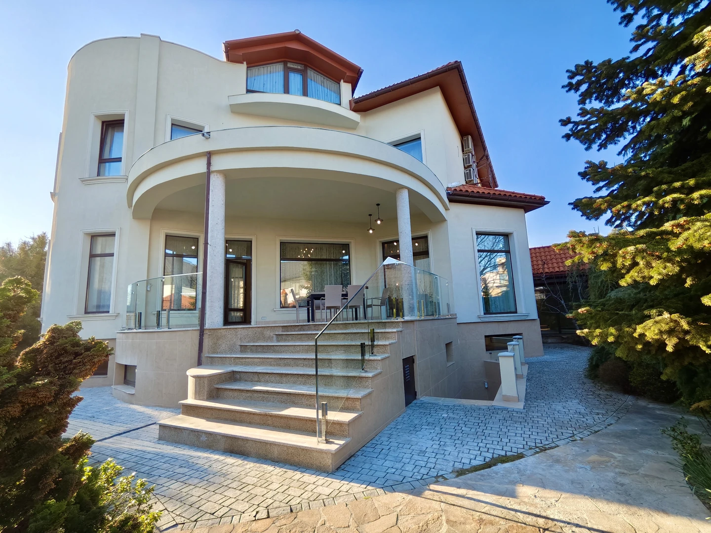 Продаж земельної ділянки 12 соток з 3-поверховим будинком 700 м2 — фото 1 з 1