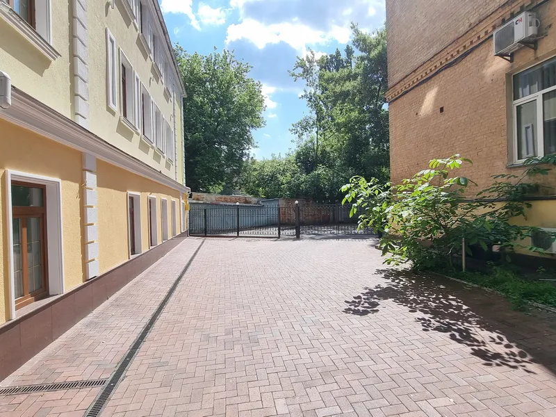 Продаж земельної ділянки з офісною будівлею — фото 2 з 20