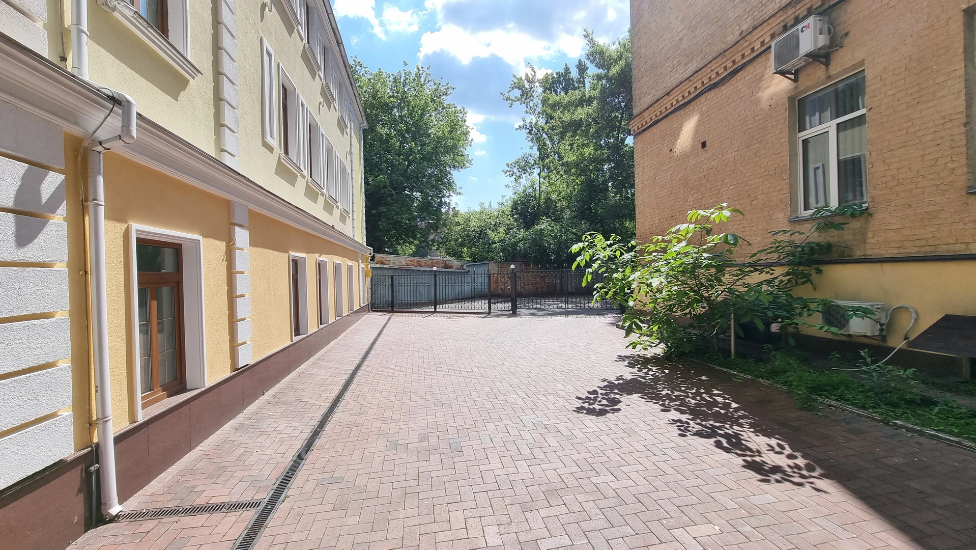 Продаж земельної ділянки з офісною будівлею — фото 2 з 20