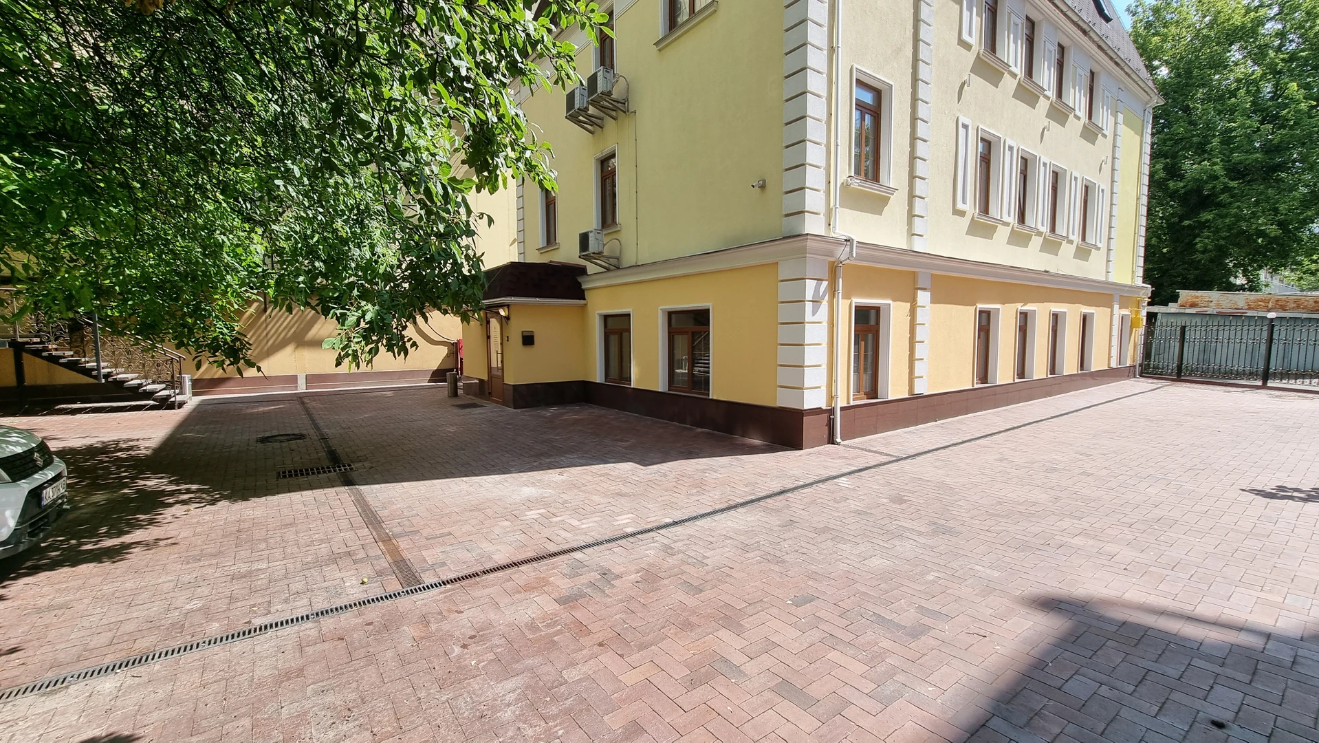 Продаж земельної ділянки з офісною будівлею — фото 3 з 20