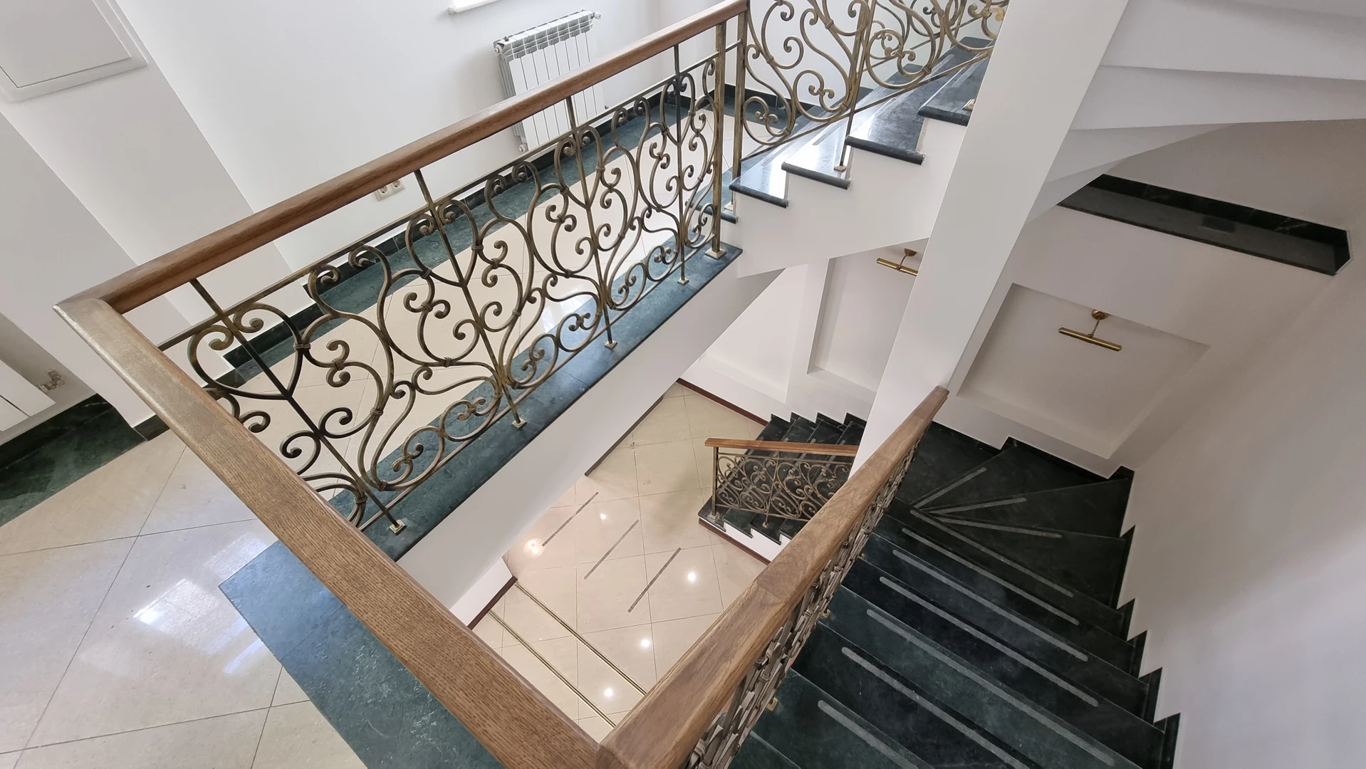 Продаж земельної ділянки з офісною будівлею — фото 8 з 20
