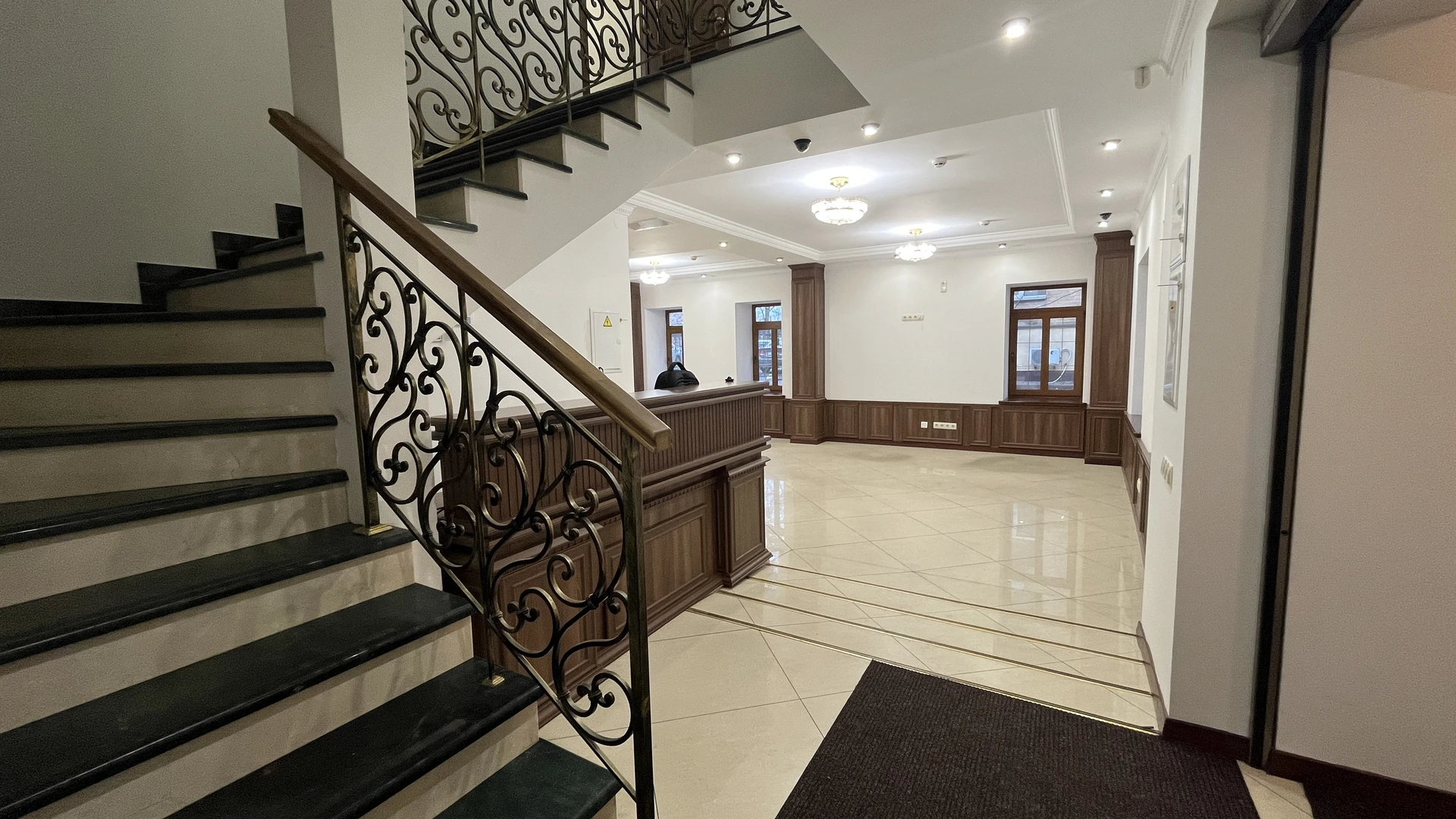 Продаж земельної ділянки з офісною будівлею — фото 18 з 20