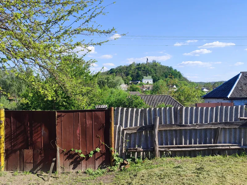 Продаж фасадної ділянки з будинком — фото 1 з 5