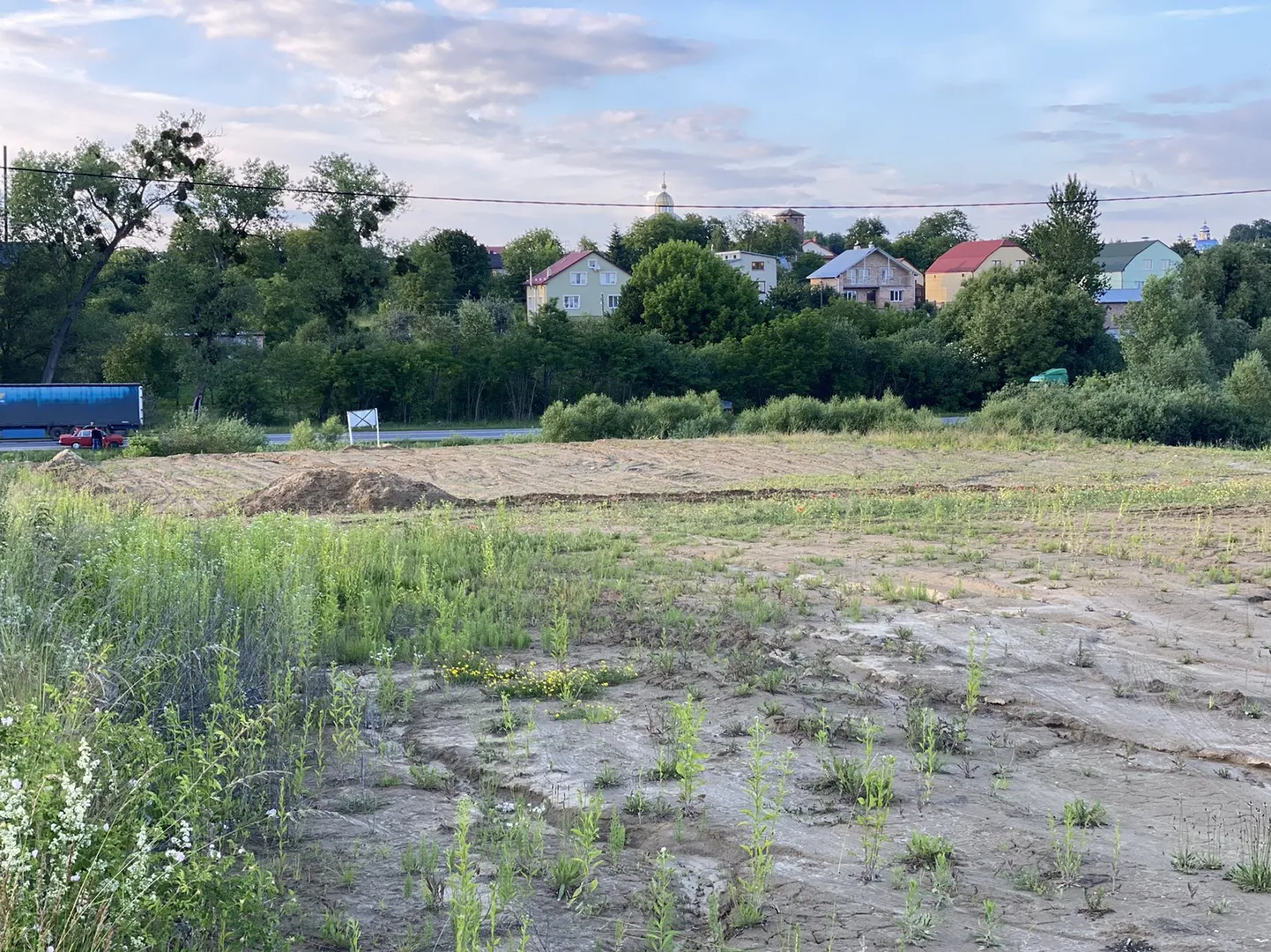 Продаютьсяться земельні ділянки ОЖБ прямокутної форми, розташовані на пагорбі з панорамним видом на озеро та ліс — фото 2 з 13