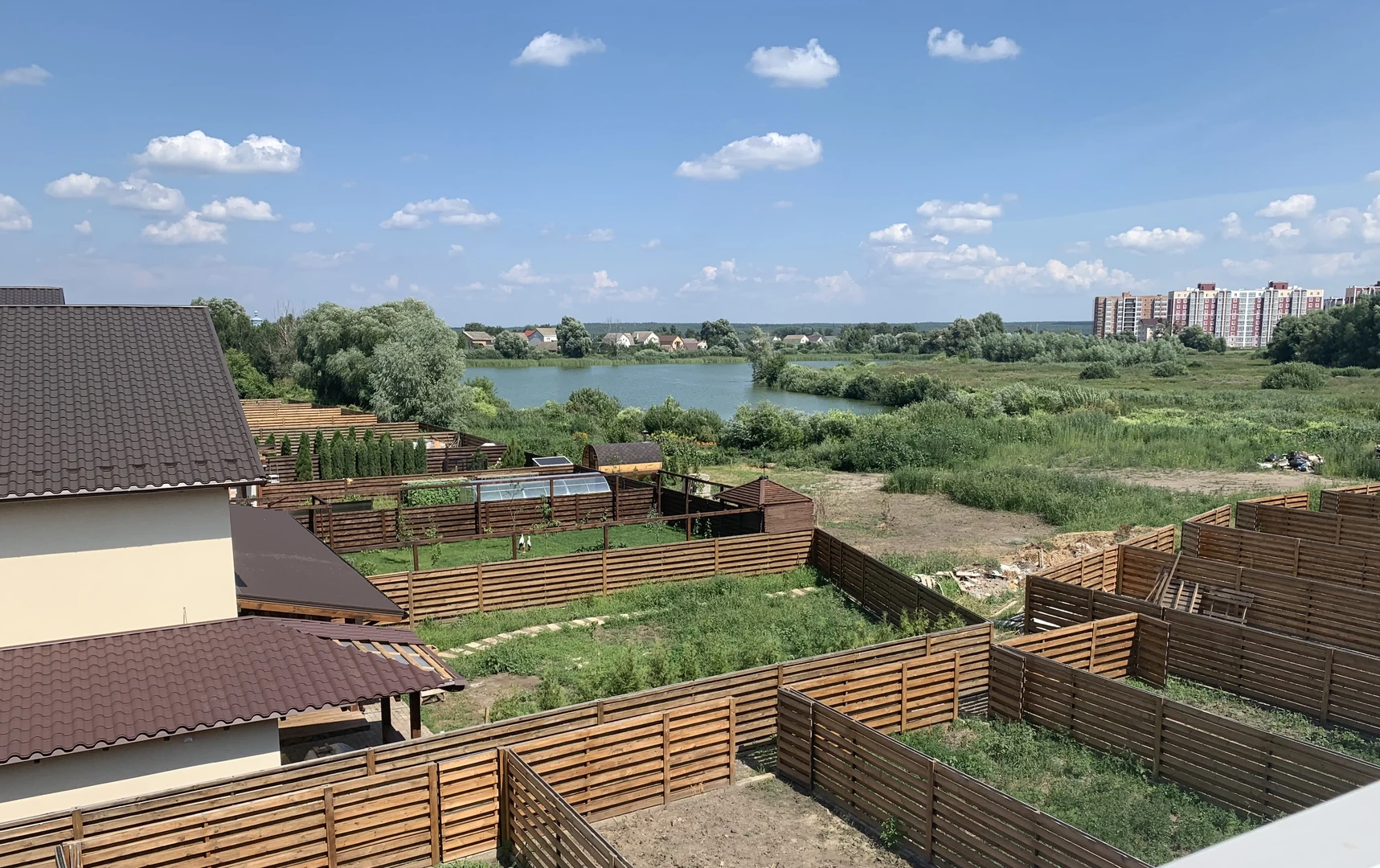 Продам таунхаус з терасою та виходом до озера — фото 1 з 4