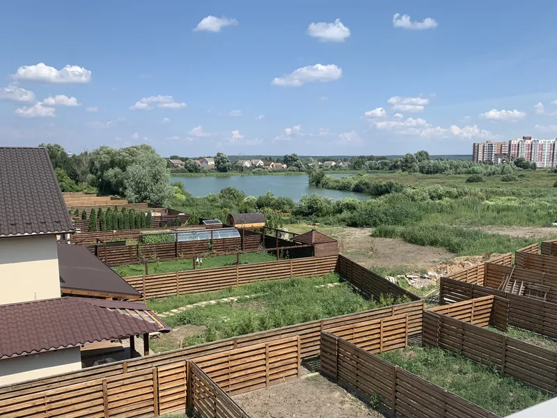Продам таунхаус з терасою та виходом до озера